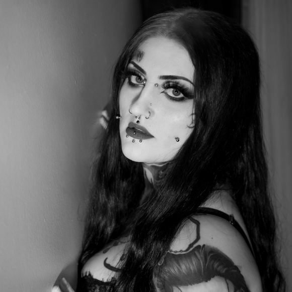 Meet your Posher, Madison - Picture 3 of 4